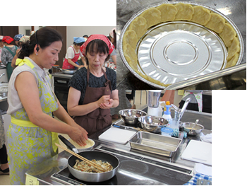 生地は、麺棒で伸ばさなくても切ってペタペタ貼るだけ！先生のアドバイスをもらいながらいよいよ焼き上げに。