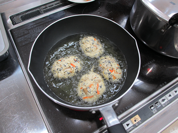 豆腐はしっかりと水切を忘れずに！生地は手で持ち上げたときに、垂れなければOK！