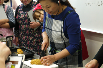 とんかつも完成！オーブンから取り出したとんかつの焼き上がりにMCミキチン興味津々(^O^) 