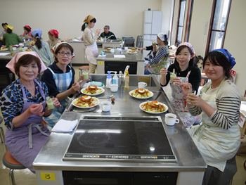 最後はみんなでおいしく試食タイム★この教室で出会ったばかりでもみなさん和やかなムードでお食事です。次回のご参加もお待ちしておりまぁす(^O^)