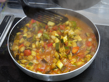 テーブルに戻って、夏野菜の下ごしらえ。市販のルーは使わずに、少し深めのフライパンに食材・調味量を入れて煮込んでいきます。