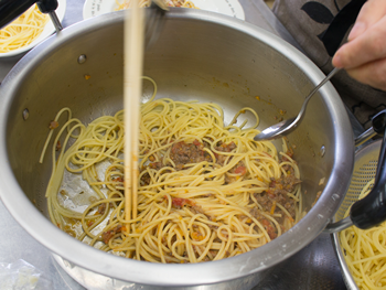 パスタがゆであがったら、湯切りしたパスタを鍋に戻して、バターを絡めます（オリーブオイルでも可）麺がくっついてしまわない為ここでミートソースを絡めてもOK