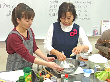 続いては「シーザーズサラダ」作り。もちろんお野菜は朝一番に、道の駅の売場で新鮮レタスに姫キュウリの採れたて野菜をGet！あえるのはツナ缶にこちらも道の駅でお馴染みの卵「磨宝卵」のゆで卵♪オリーブオイルは少しずつ！ここでもレモンがドレッシングのアクセントに！