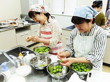 青梅なので水につけておき、柔らかくなったら「なり口」のへた部分を竹串で取り除いていきましょう。皆さん初めての「梅しごと」と楽しそう♪
